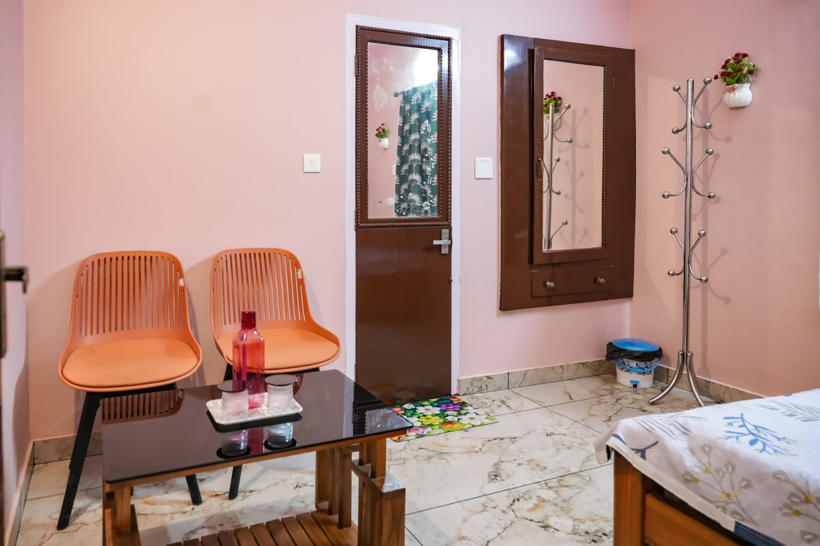 Attached bathroom at Nello's Home Stay